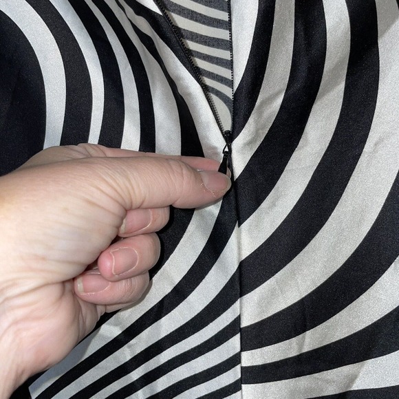 NWT Vintage Cache Silk Blend Sheath Dress Womens 2 Black White Wavy Design - Picture 9 of 11